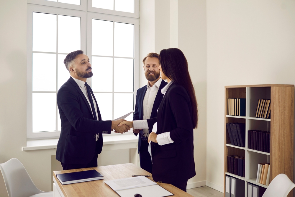 lawyers-discussing-infromation-between-tem